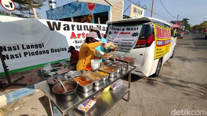 Jualan nasi pakai mobil Alphard Unik salah satu penjual nasi di Ponorogo menggunakan mobil alphard