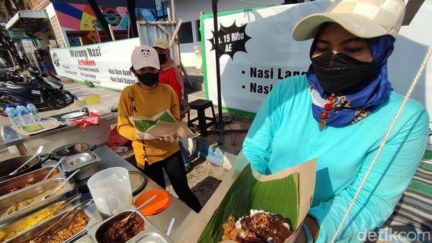 Unik salah satu penjual nasi di Ponorogo menggunakan mobil alphard