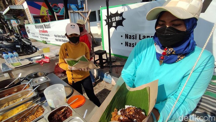 Jualan nasi pakai mobil Alphard Unik salah satu penjual nasi di Ponorogo menggunakan mobil alphard