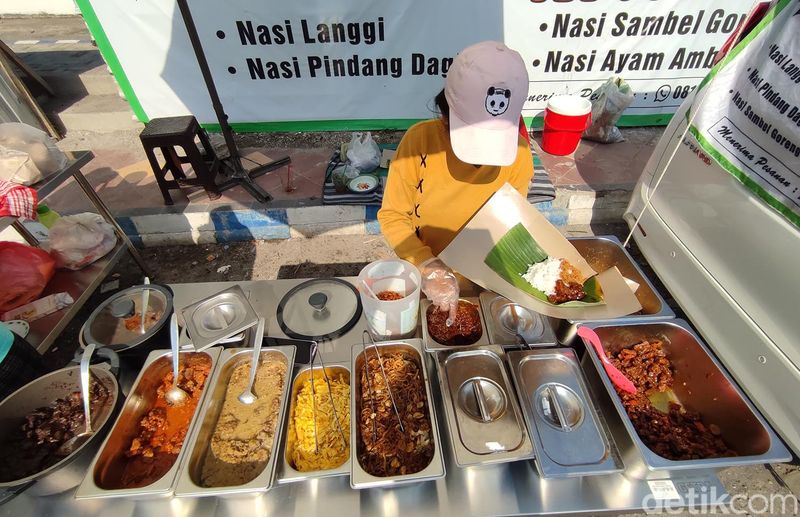 Unik salah satu penjual nasi di Ponorogo menggunakan mobil alphard