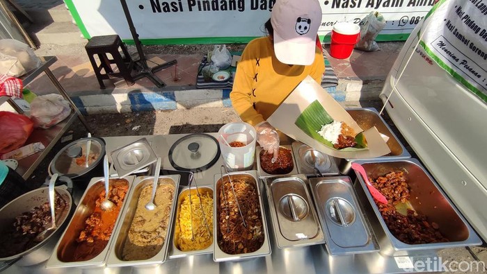 Unik salah satu penjual nasi di Ponorogo menggunakan mobil alphard