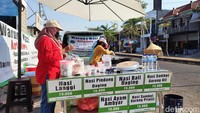 Warung nasi yang buka  mulai pukul 6 pagi hingga 9 pagi ini, menawarkan beberapa menu dari nasi langgi, pindang daging, sambel goreng ati, bali daging, ayam ambyar dan sambel goreng printil. Harganya pun murah mulai dari Rp 15 ribu hingga Rp 20 ribu untuk paket komplit.
