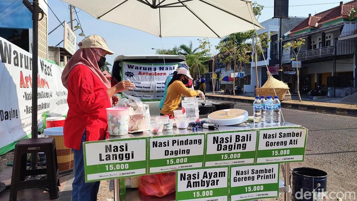 Jualan nasi pakai mobil Alphard Unik salah satu penjual nasi di Ponorogo menggunakan mobil alphard
