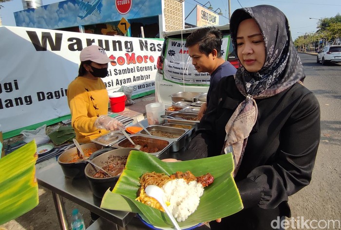 Unik salah satu penjual nasi di Ponorogo menggunakan mobil alphard