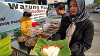 Menu yang ditawarkan ada nasi langgi, pindang daging, sambal goreng ati, bali daging, ayam ambyar, dan sambal goreng printil. Harganya pun murah mulai Rp 15 ribu hingga Rp 20 ribu untuk paket komplet. Foto: Charoline Pebrianti