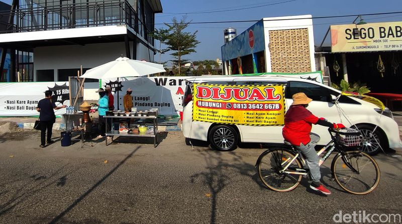 Unik salah satu penjual nasi di Ponorogo menggunakan mobil alphard