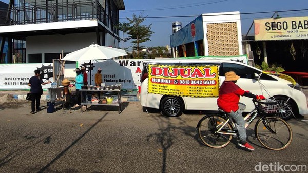 Unik Warga Asal Ponorogo Jualan Nasi Pakai Alphard