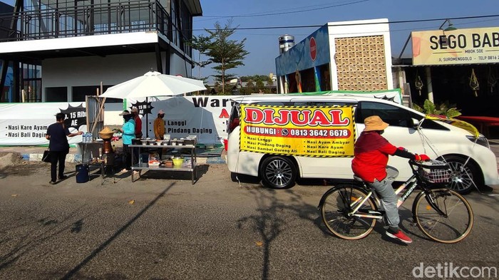 Unik salah satu penjual nasi di Ponorogo menggunakan mobil alphard