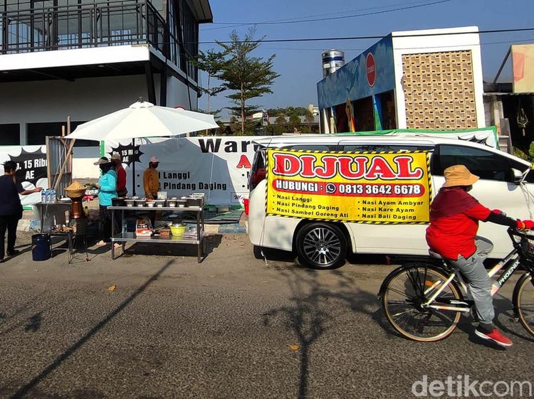 Unik Warga Asal Ponorogo Jualan Nasi Pakai Alphard