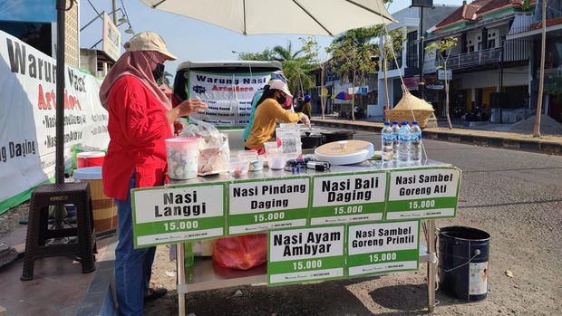 Jualan nasi pakai mobil mewah Alphard.