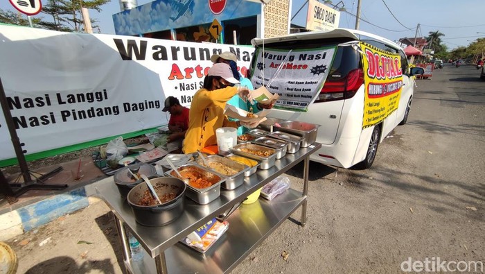 Jualan nasi pakai mobil mewah Alphard.
