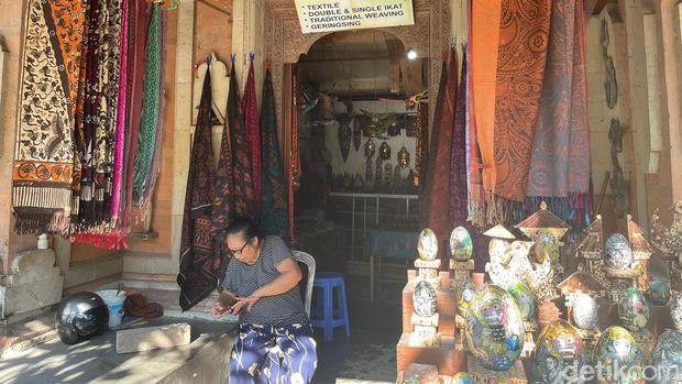 Kain gringsing, oleh-oleh khas Desa Tenganan Pegringsingan