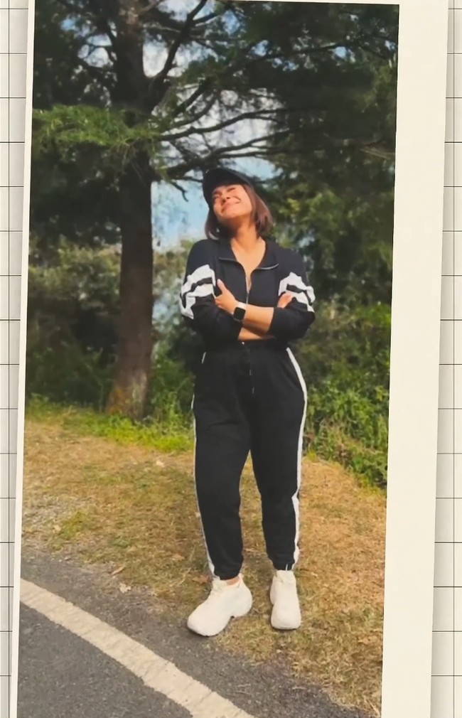 Kajol tampak memakai setelan training hitam bergaris putih dan sneakers. Topi baseball melengkapi gaya sporty-nya. Foto: Instagram/@kajol