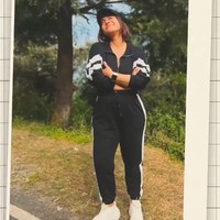 Kajol tampak memakai setelan training hitam bergaris putih dan sneakers. Topi baseball melengkapi gaya sporty-nya. Foto: Instagram/@kajol