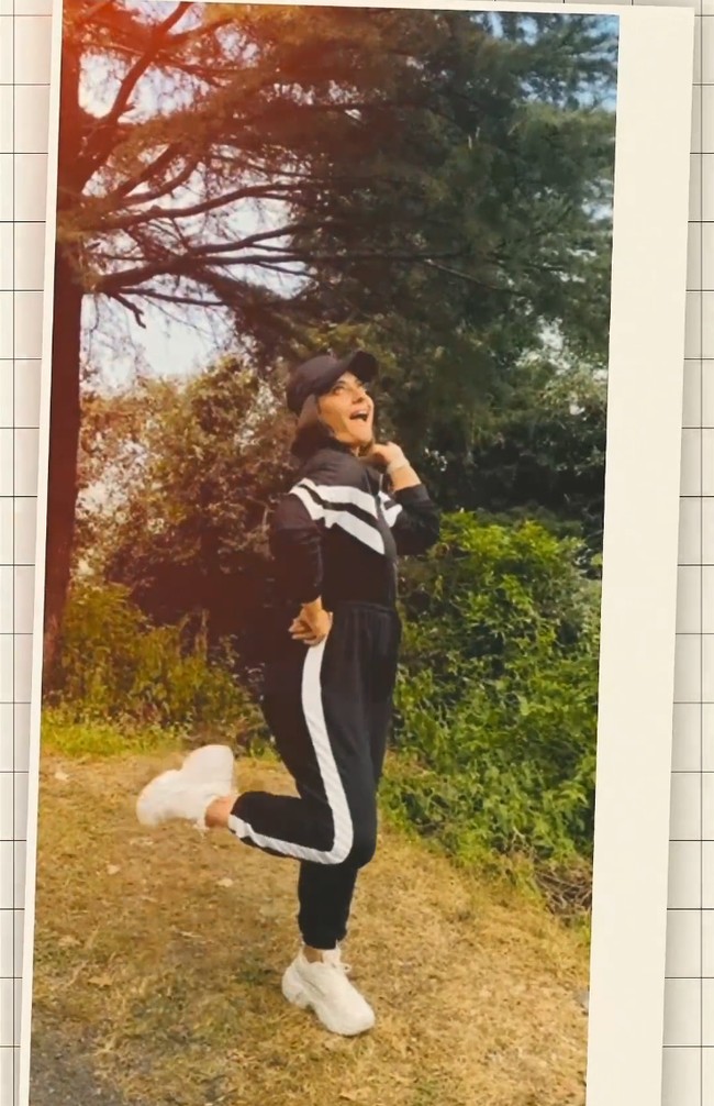 “Kembali ke posisi Anjali setelah 25 tahun (meskipun tidak dapat menemukan bola basketnya 🙄). Begitu banyak kenangan dan cinta yang melekat di film ini… Senang sekali semua orang menyukainya sama seperti saya,” tulis Kajol di unggahan video Instagram. Foto: Instagram/@kajol