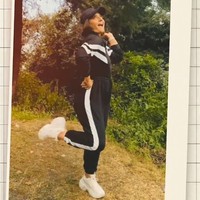 “Kembali ke posisi Anjali setelah 25 tahun (meskipun tidak dapat menemukan bola basketnya 🙄). Begitu banyak kenangan dan cinta yang melekat di film ini… Senang sekali semua orang menyukainya sama seperti saya,” tulis Kajol di unggahan video Instagram. Foto: Instagram/@kajol