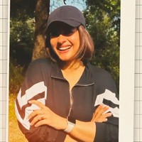 Saat berperan sebagai Anjali di ‘Kuch Kuch Hota Hai’, Kajol berusia 24 tahun. Kini di usianya yang sudah menginjak 49 tahun, aktris Bollywood ini masih cocok mengenakan baju sporty a la Anjali. Foto: Instagram/@kajol