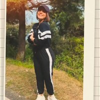 Ibu satu anak ini terlihat mengenakan wig dengan berambut pendek, seperti gaya rambut bob karakter Anjali. Foto: Instagram/@kajol