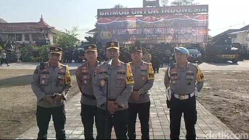 Kapolda Bali Irjen Ida Bagus Kade Putra Narendra memberikan keterangan kepada wartawan usai apel gelar pasukan Operasi Mantap Brata Agung 2023-2024 di Lapangan Mako Brimob, Selasa (17/10/2023).