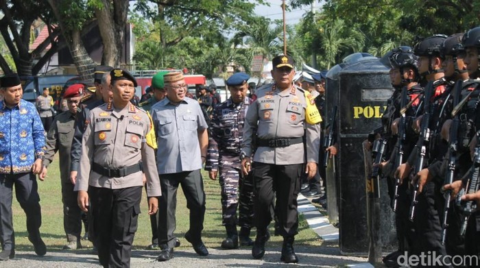 Kapolda Gorontalo Irjen Angesta Romano Yoyol saat apel gelar pasukan Operasi Mantap Brata Otanaha untuk Pemilu 2024.