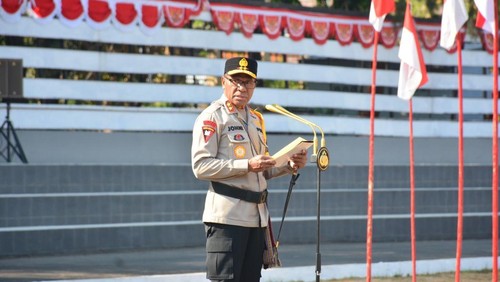 Kapolda NTT Irjen Johni Asadoma saat memimpin apel gelar pasukan Operasi Mantap Barata 2024 di Lapangan Apel Mapolda NTT, Selasa (17/10/2023). (Humas Polda NTT)