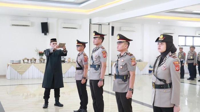 Kapolres Bogor AKBP Rio Wahyu Anggoro melantik sejumlah pejabat utama (PJU) di Polres Bogor. Pejabat yang dilantik di antaranya Kasat Reskrim, Kasat Narkoba, Kasat Intel, dan Kapolsek Klapanunggal. (dok Ist)