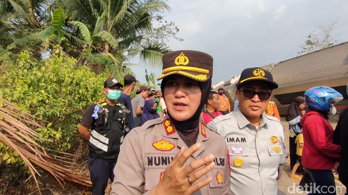 Kapolres Kulon Progo AKBP Nunuk Setyowati di lokasi kecelakaan KA Argo Semeru dan Argo Wilis di Sentolo, Selasa (17/10/2023).