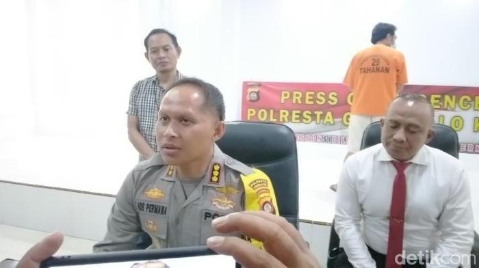 Kapolresta Gorontalo Kota Kombes Ade Permana saat rilis penyelundupan sabu.