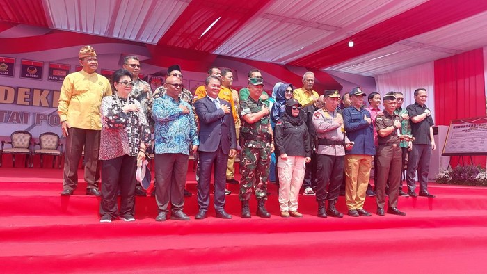 Kapolri hingga perwakilan sejumlah parpol meneken deklarasi Pemilu 2024 Damai di Silang Monas, Selasa (17/10/2023).