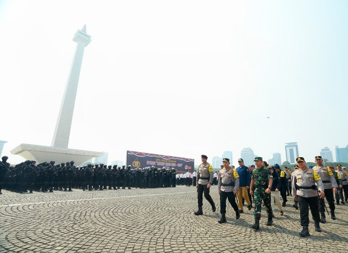 Kapolri Jenderal Listyo Sigit Prabowo saat Apel Gelar Pasukan Operasi Mantap Brata 2023-2024 yang digelar di Monas (dok Polri)
