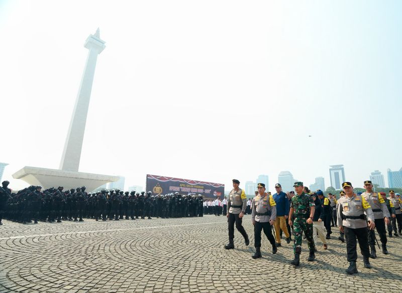 Kapolri Jenderal Listyo Sigit Prabowo saat Apel Gelar Pasukan Operasi Mantap Brata 2023-2024 yang digelar di Monas (dok Polri)