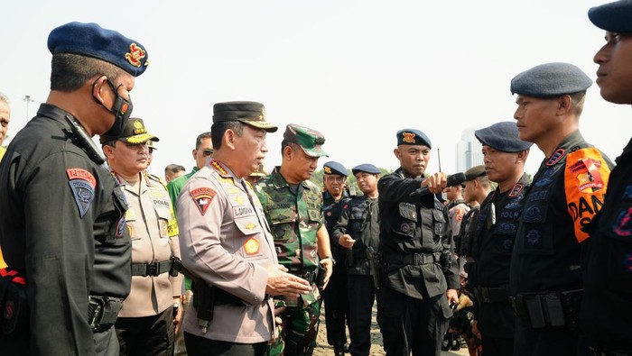 Kapolri Jenderal Listyo Sigit Prabowo saat Apel Gelar Pasukan Operasi Mantap Brata 2023-2024 yang digelar di Monas (dok Polri)