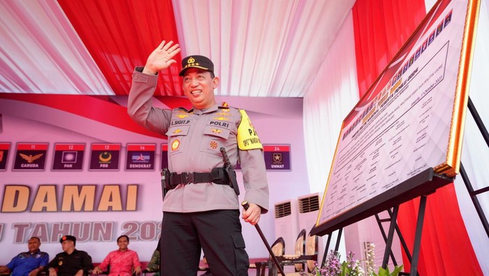 Kapolri Jenderal Listyo Sigit Prabowo saat Apel Gelar Pasukan Operasi Mantap Brata 2023-2024 yang digelar di Monas (dok Polri)