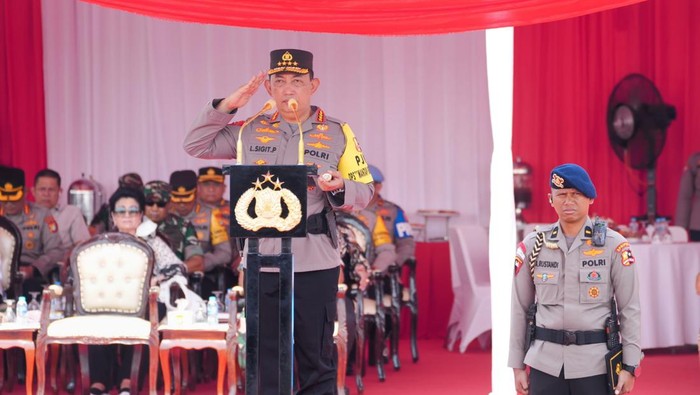 Kapolri Jenderal Listyo Sigit Prabowo saat Apel Gelar Pasukan Operasi Mantap Brata 2023-2024 yang digelar di Monas (dok Polri)