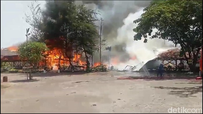 Kebakaran kafe Omah Pring di Pasuruan