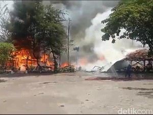 Kafe BUMDes Omah Pring di Pasuruan Ludes Terbakar