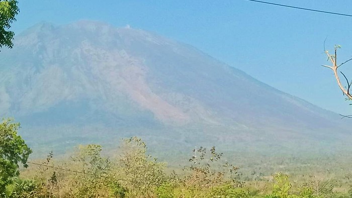 Situasi Gunung Agung saat ini dari wilayah Desa Dukuh, Kecamatan Kubu, Kabupaten Karangasem Selasa (17/10/2023) (Dok. BPBD Karangasem)
