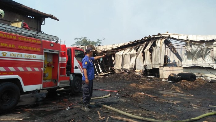 Pabrik Triplek PT Prima Parquet Indonesia (PPI) di Desa Genengsari, Kecamatan Polokarto, Kabupaten Sukoharjo terbakar, Selasa (17/10/2023).