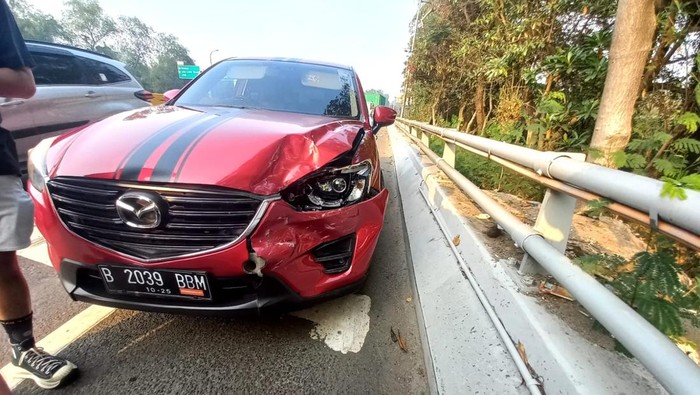 Kecelakaan Beruntun di Tol Sedyatmo Arah Bandara Soetta, 2 Mobil Rusak