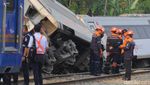 Potret Evakuasi Penumpang dan KA yang Kecelakaan di Sentolo Kulon Progo