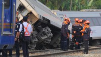 Kecelakan KA Argo Semeru dengan Argo Wilis terjadi jalur rel Sentolo, Kulon Progo, Daerah Istimewa Yogyakarta (DIY), sekitar pukul 13.30 WIB, Selasa (17/10/2023). Foto: Jauh Hari Wawan S/detikJogja 
