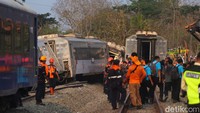 Proses evakuasi KA Argo Wilis berlangsung sekitar 2 jam. Foto: Jauh Hari Wawan S/detikJogja  