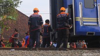 Petugas berupaya mengevakuasi penumpang dan dua yang terlibat kecelakaan. KA Argo Wilis berada di rel sisi selatan. Foto: Jauh Hari Wawan S/detikJogja 