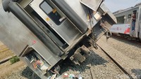 Argo Semeru dari Surabaya arah Jakarta tergelincir. Kemudian yang Argowilis dari Bandung ke Surabaya menabrak ekor Argo Semeru, kata Nevo.