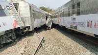 Personel Damkar Kulon Progo, Nevo menjelaskan, menurut informasi dari penumpang dan petugas KAI, kecelakaan bermula saat kereta Argo Semeru dari Surabaya ke Jakarta tiba-tiba tergelincir dari rel. Sementara itu dari arah Bandung-Surabaya melaju kereta Argo Wilis, sehingga menabrak gerbong Argo Semeru. Foto: Jalu Rahman Dewantara/detikJogja 
