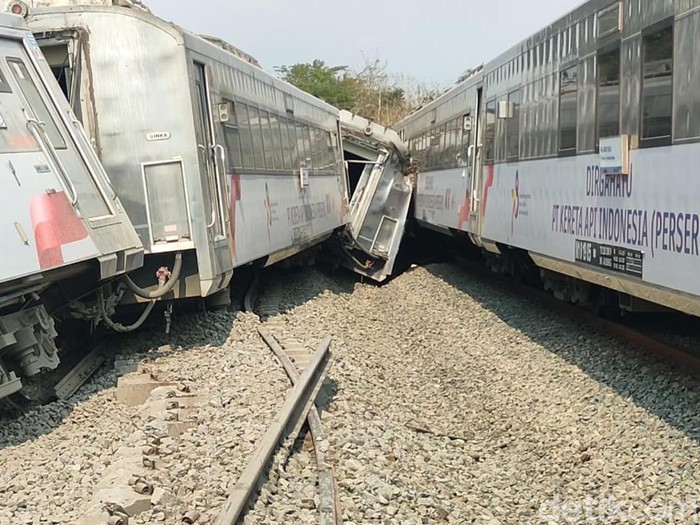 Kecelakaan kereta api (KA) yang melibatkan KA Argo Semeru dan KA Argo Wilis terjadi di wilayah Kalimenur, Kapanewon (Kecamatan) Sentolo, Kabupaten Kulon Progo, Selasa (17/10/2023) siang.