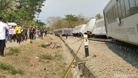 Kecelakaan kereta api (KA) terjadi jalur rel Sentolo, Kulon Progo, Daerah Istimewa Yogyakarta (DIY), siang ini. Laporan diterima jam 13.30 WIB. Info yang diterima melibatkan Argo Semeru dengan Argo Wilis, ucap personel Damkar Kulon Progo, Nevo saat ditemui di lokasi, Selasa (17/10/2023). Foto: Jalu Rahman Dewantara/detikJogja