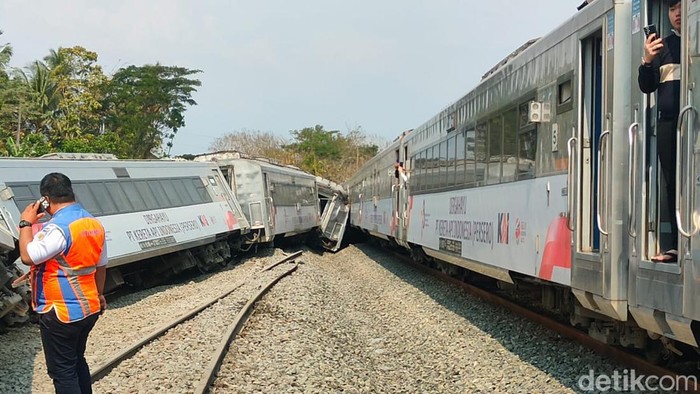 Kecelakaan kereta api (KA) yang melibatkan KA Argo Semeru dan KA Argo Wilis terjadi di wilayah Kalimenur, Kapanewon (Kecamatan) Sentolo, Kabupaten Kulon Progo, Selasa (17/10/2023) siang.