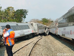Momen Penumpang Keluar dari KA Argo Semeru Usai Tabrakan dengan Argo Wilis