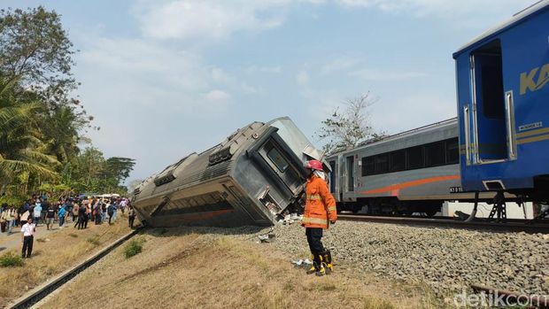 Kecelakaan kereta api (KA) yang melibatkan KA Argo Semeru dan KA Argo Wilis terjadi di wilayah Kalimenur, Kapanewon (Kecamatan) Sentolo, Kabupaten Kulon Progo, Selasa (17/10/2023) siang.
